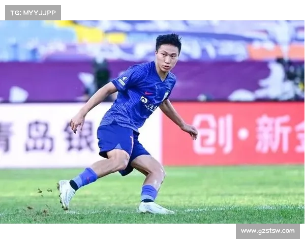 杨泽翔解围失误目送反击,蒋光太摇头补位显无奈 杨泽翔解围失误目送反击,蒋光太摇头补位显无奈